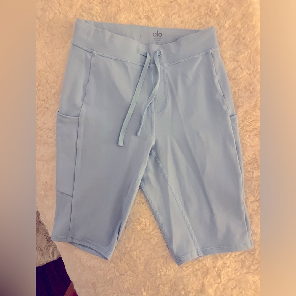ALO bike shorts baby blue (XS)